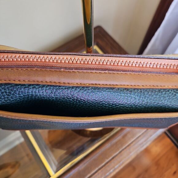 Vintage Dooney Bourke crossbody or shoulder leather bag w/ suede interior - Picture 8 of 14